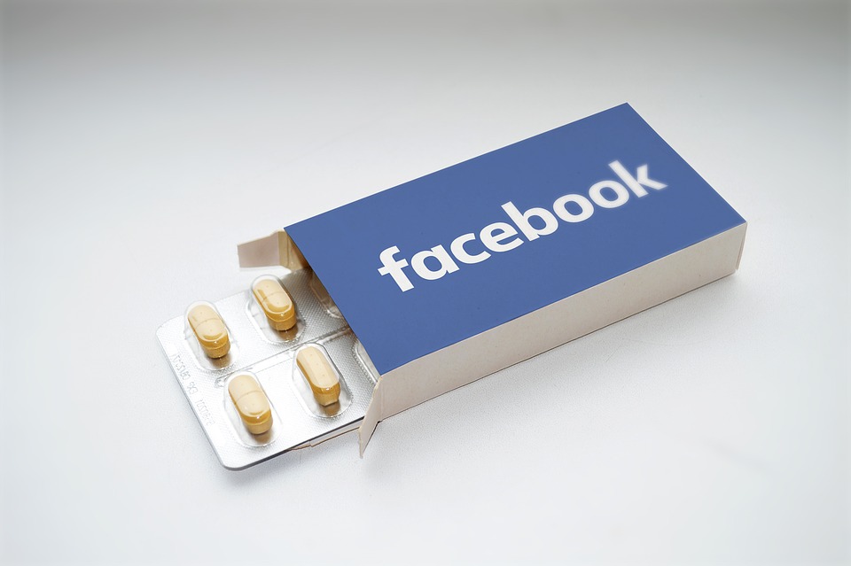 Таблетки с надписью Facebook 