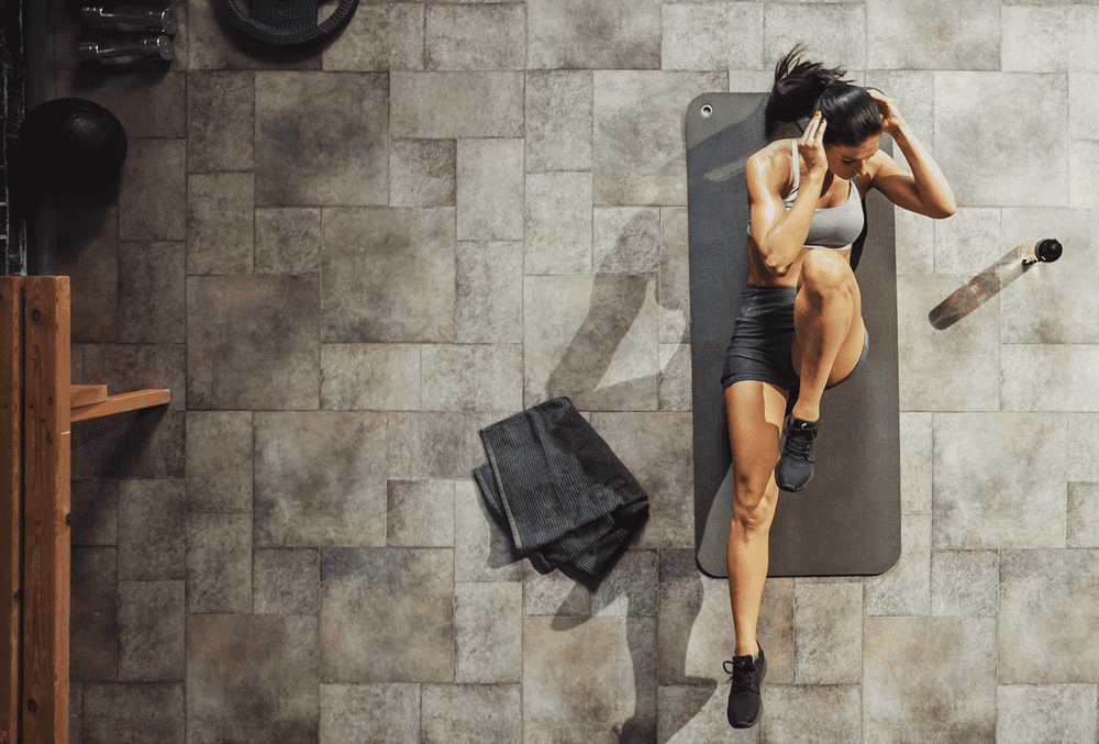 Спортсменка делает упражнение на пресс