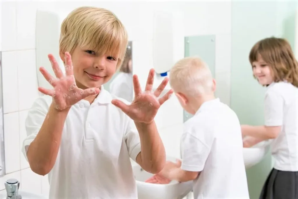 Баланс гигиены у ребёнка 7–12 лет: как не пересушить и не навредить