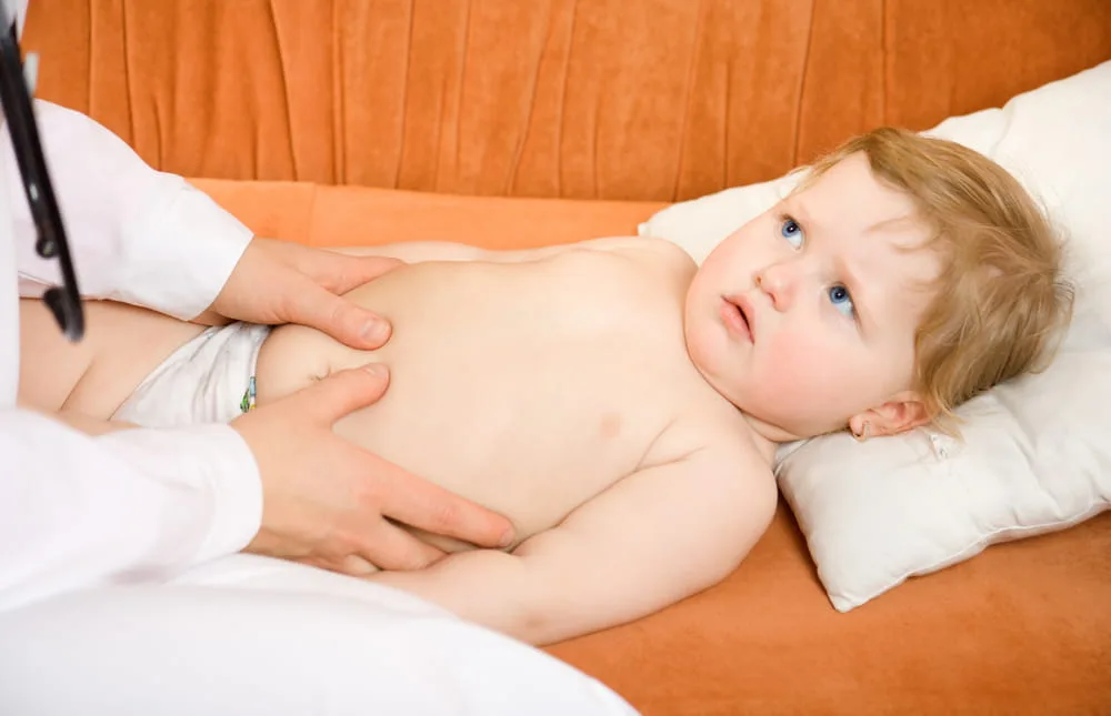 Боль в животе у малыша 1–3 лет: причины, диагностика и помощь