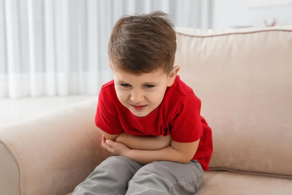 Боль в животе у ребёнка 3–7 лет: причины, диагностика и помощь