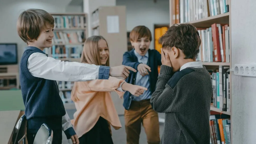 Буллинг у ребёнка 7–12 лет: как распознать и что делать родителям