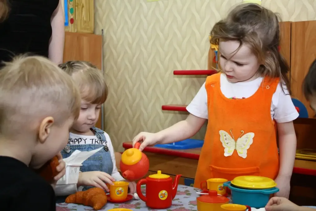 Навыки самообслуживания: что должен уметь ребёнок 3–7 лет
