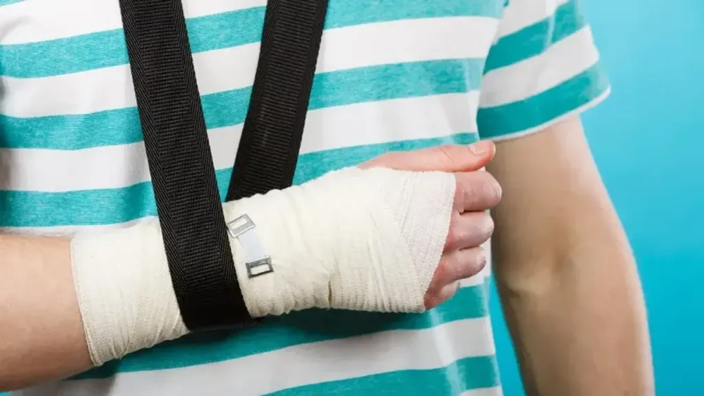 Переломы и растяжения у дошкольника: что делать до врача