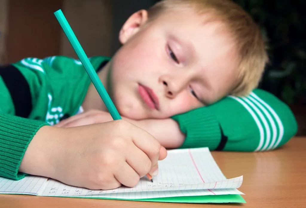Переутомление у ребёнка 7–12 лет: как понять, что нагрузка слишком большая