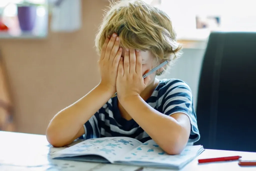 Ребёнок 7–12 лет не хочет в школу: возможные причины и что делать