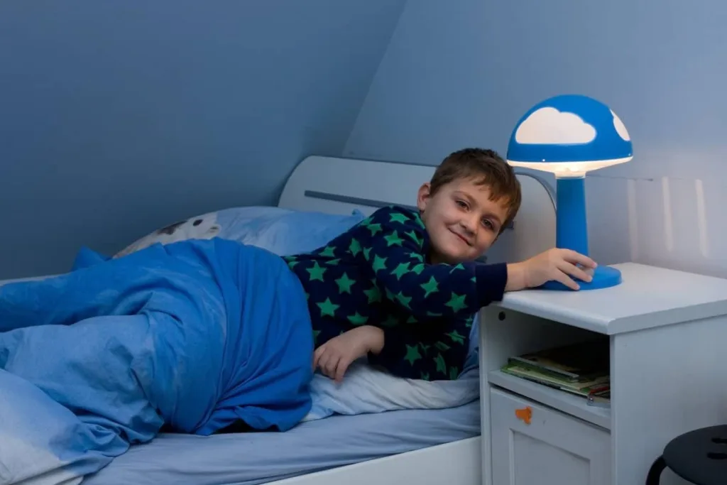 Ребёнок 7–12 лет поздно засыпает: причины и как наладить режим