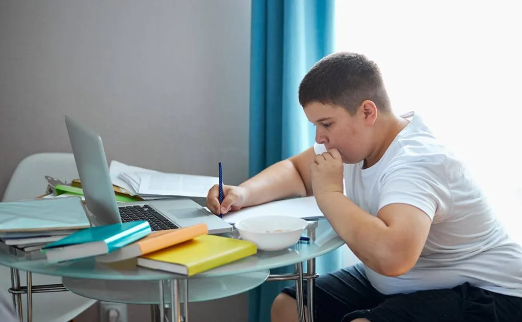Лишний вес у ребёнка 7–12 лет: причины и мягкая коррекция без диет