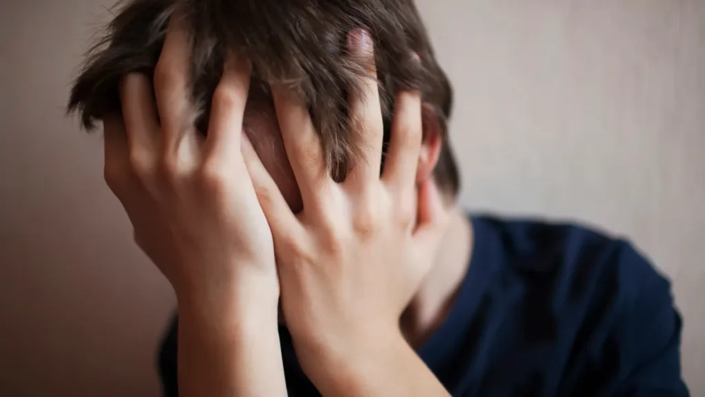 Самоповреждение у подростка 12–18 лет: как заметить и куда обращаться