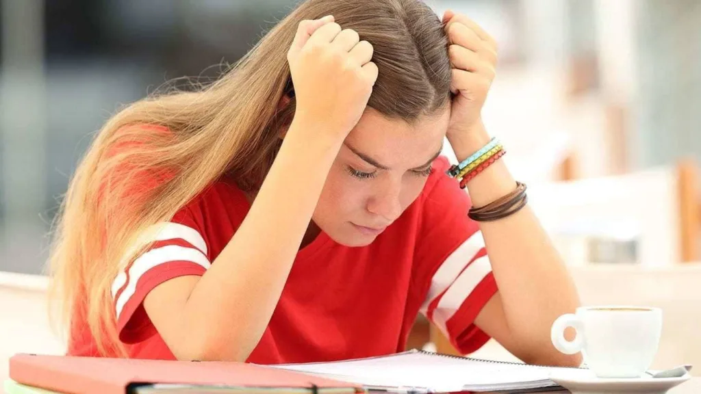 Школьный стресс у подростка 12–18 лет: как влияет на тело и сон