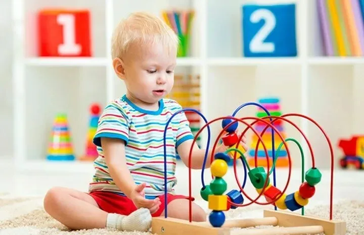 Скачки развития в 1–3 года: почему ребёнок «то умеет, то не хочет»