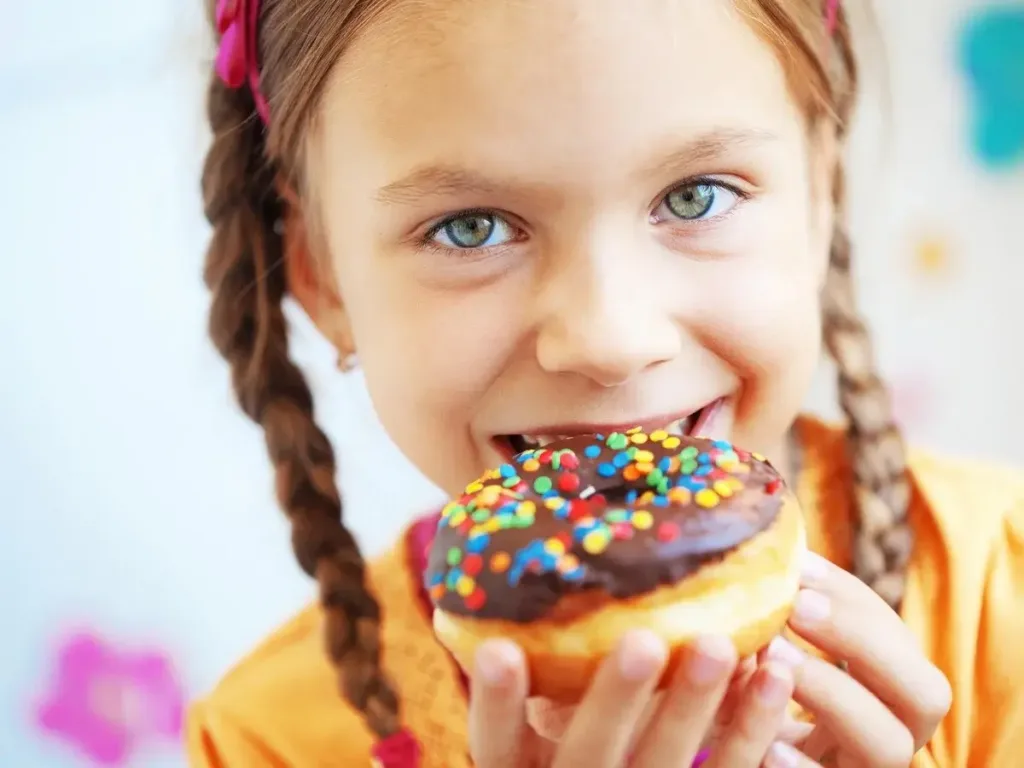 Сладкое у ребёнка 7–12 лет: сколько допустимо и как снижать без запретов