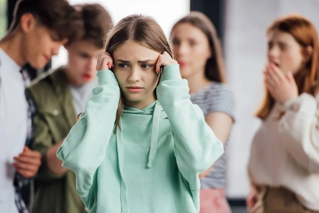Социальная тревога у подростка 12–18 лет: страх выступлений и общения
