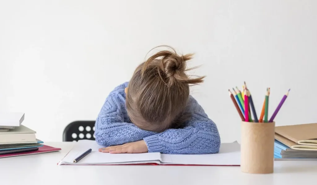 Усталость у ребёнка 7–12 лет: недосып, анемия или стресс — как проверить