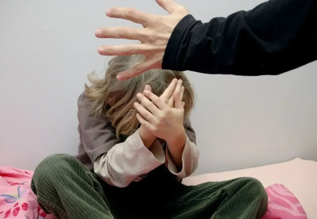 Насилие в отношениях у подростка 12–18 лет: красные флаги и куда обращаться